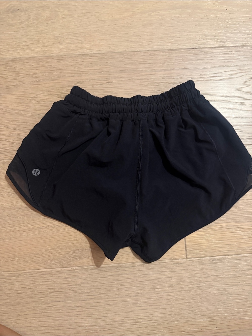 Lululemon Hotty Hot 2.5” short in black - Picture 2 of 4